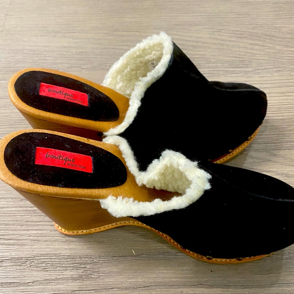 Black suede platform wedge boot w/ fur inside 10